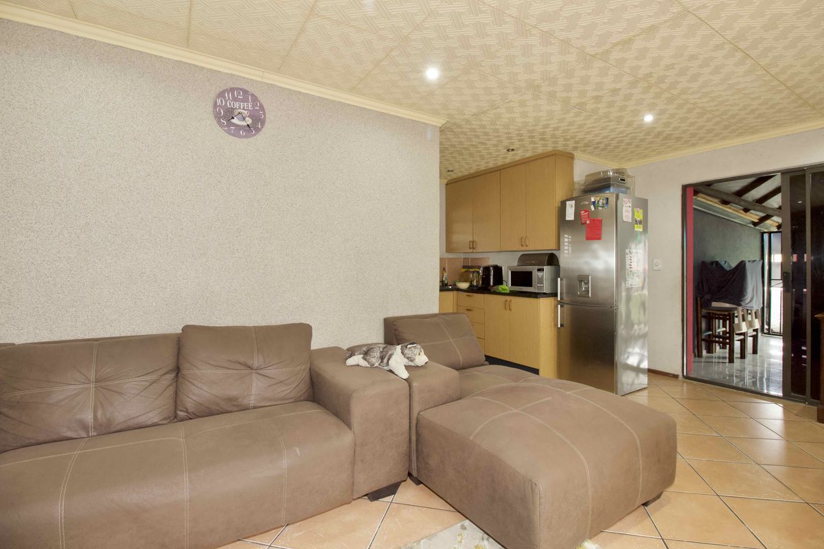 3 Bedroom Family Home in Centurion - Photo 4