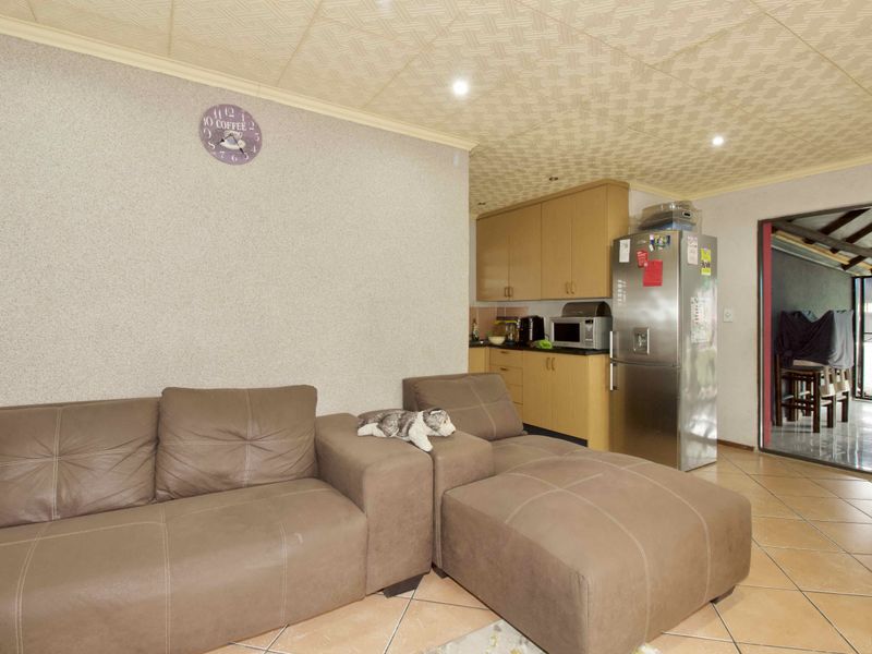3 Bedroom Family Home in Centurion - Photo 4