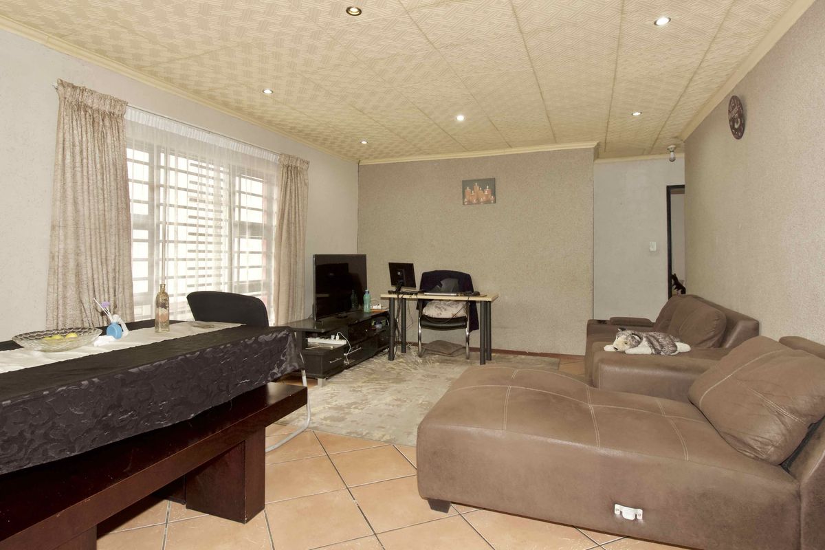 3 Bedroom Family Home in Centurion - Photo 3