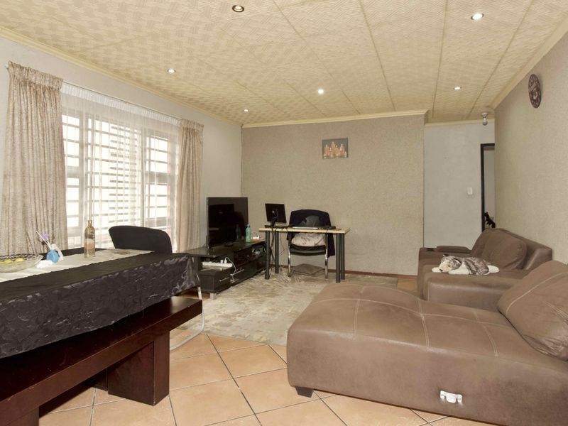 3 Bedroom Family Home in Centurion - Photo 3