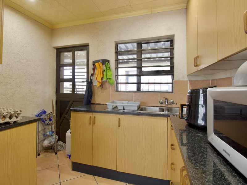 3 Bedroom Family Home in Centurion - Photo 8
