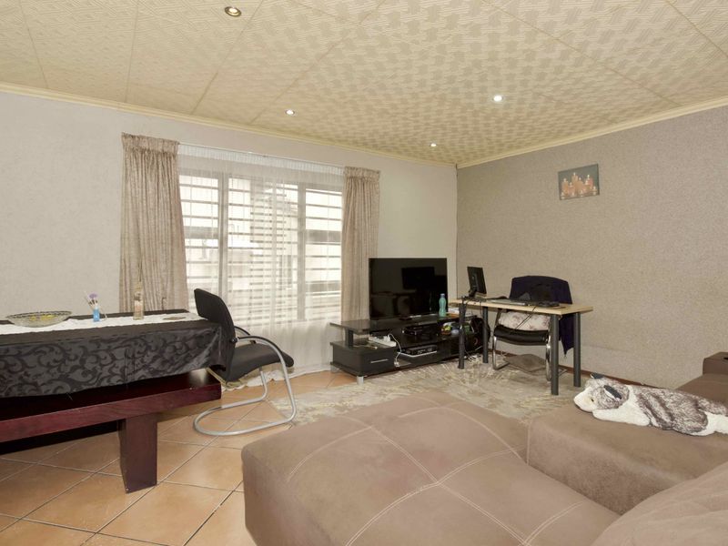 3 Bedroom Family Home in Centurion - Photo 6