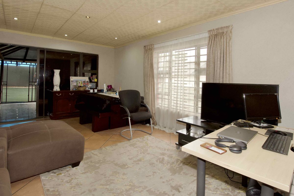 3 Bedroom Family Home in Centurion - Photo 5