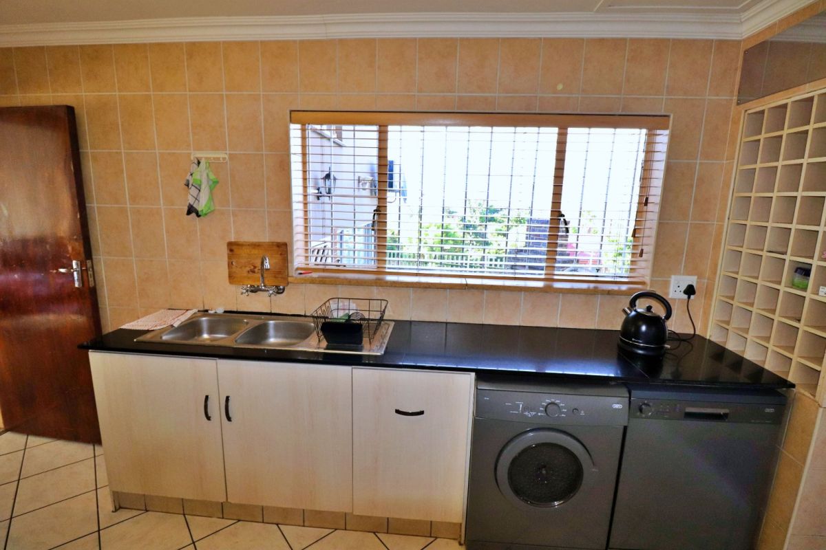 This lovely 4 bedroom Family Home in a BOOMED AREA!!! - Photo 4