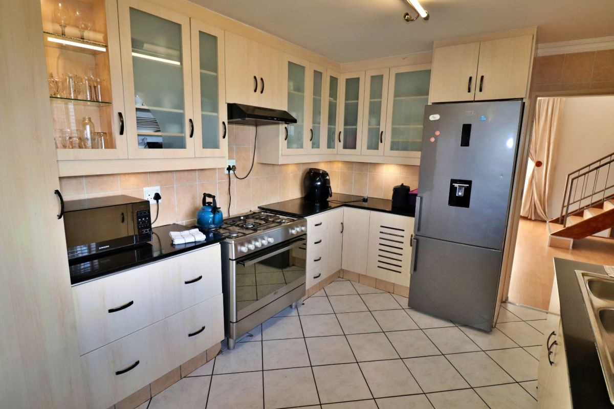 This lovely 4 bedroom Family Home in a BOOMED AREA!!! - Photo 3