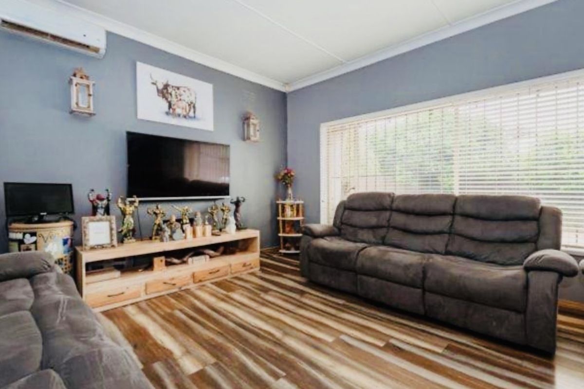 Lovely Family Home in Marlands - Photo 4