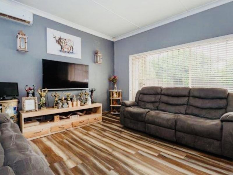Lovely Family Home in Marlands - Photo 4