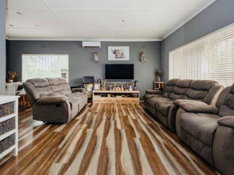 Lovely Family Home in Marlands - Photo 3