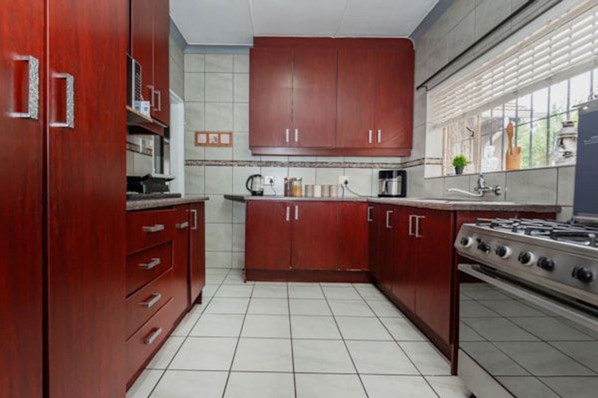 Lovely Family Home in Marlands - Photo 2