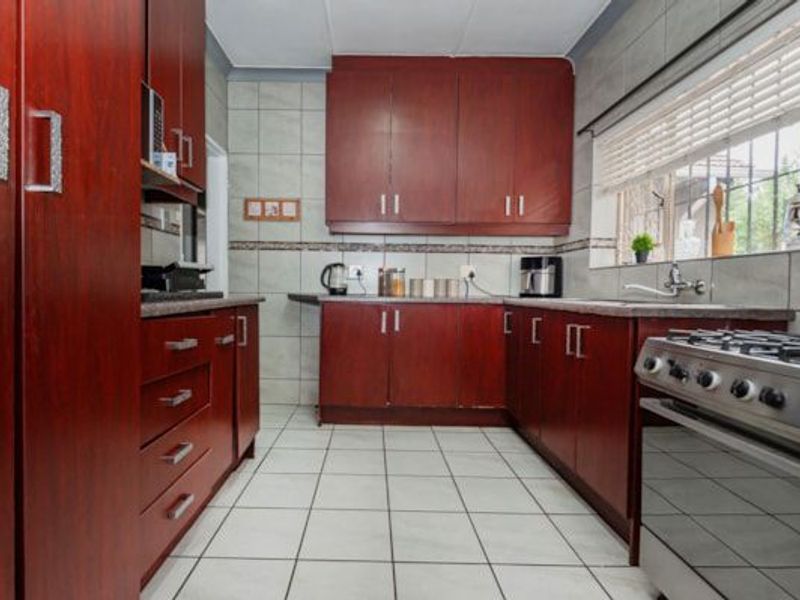 Lovely Family Home in Marlands - Photo 2