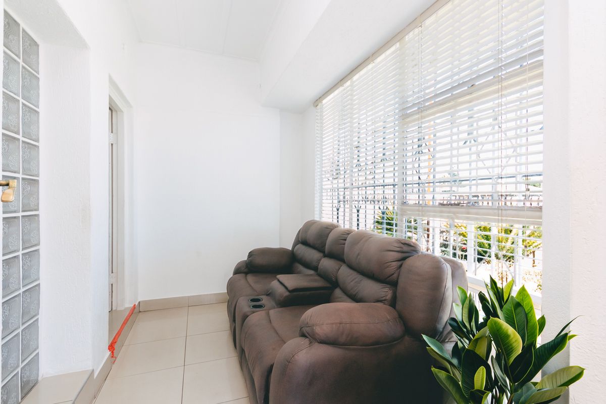 3 bedroom, 2 bathroom home - Photo 2