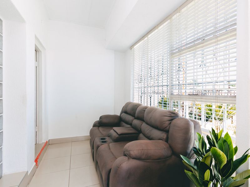 3 bedroom, 2 bathroom home - Photo 2