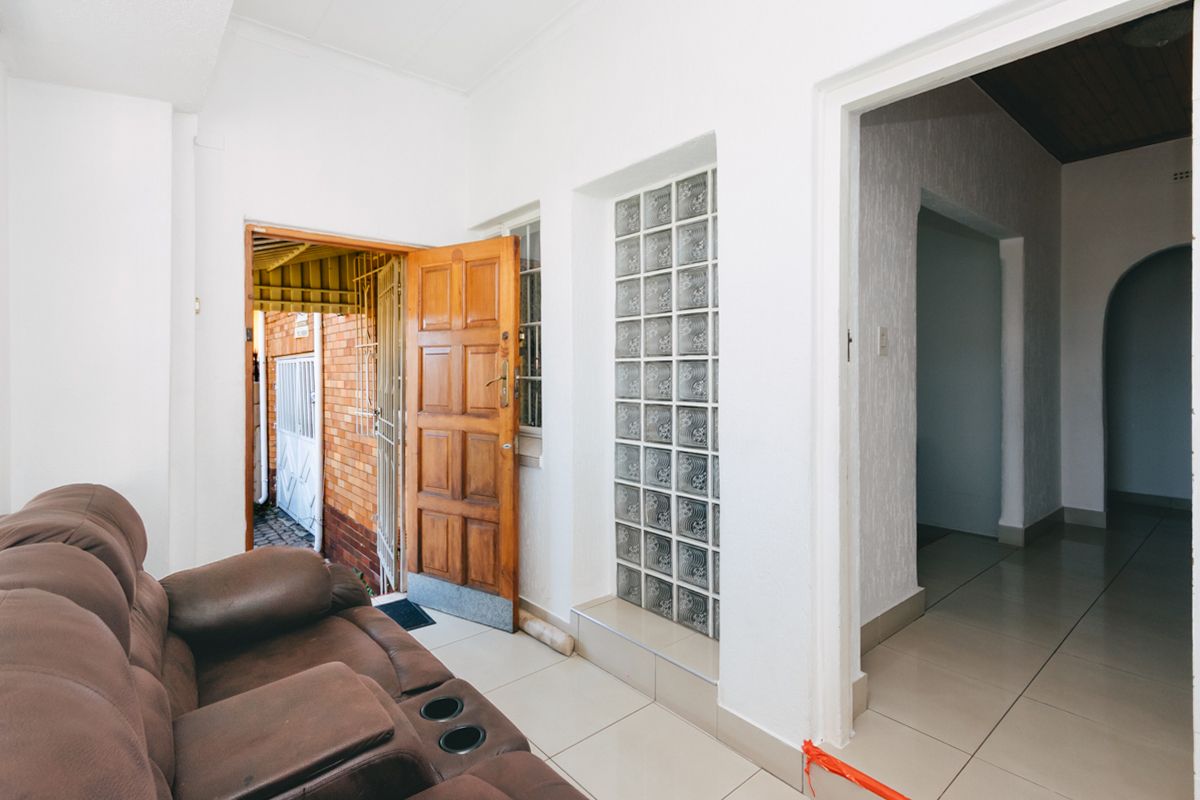 3 bedroom, 2 bathroom home - Photo 3