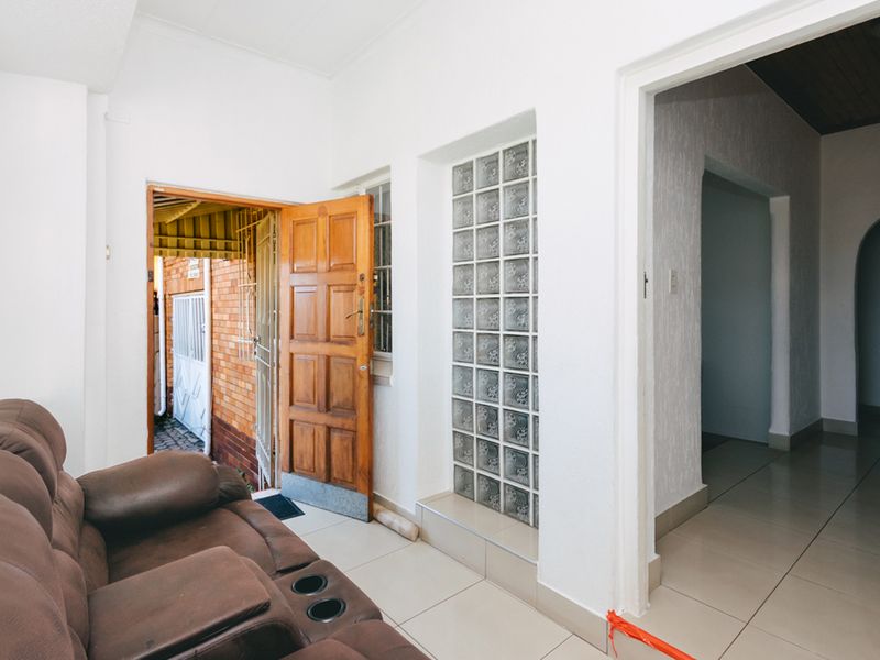 3 bedroom, 2 bathroom home - Photo 3