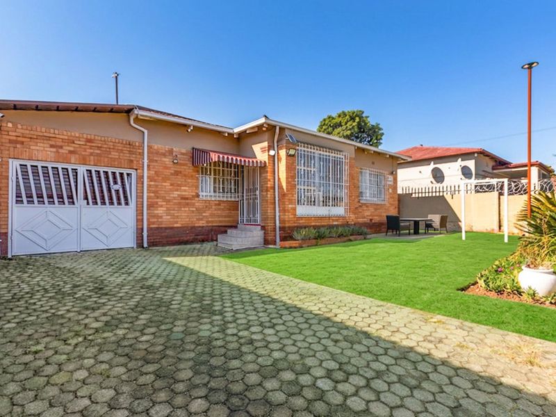 3 bedroom, 2 bathroom home - Photo 1