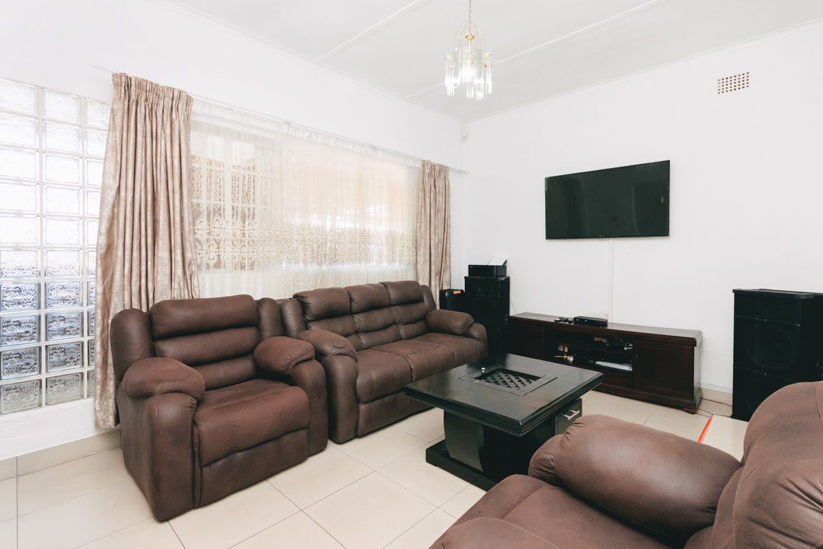 3 bedroom, 2 bathroom home - Photo 4