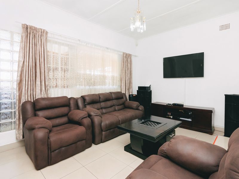 3 bedroom, 2 bathroom home - Photo 4