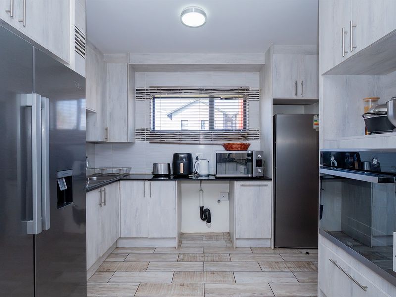 Exceptional Family Living in One of the Estate's Most Exclusive Homes - Photo 10