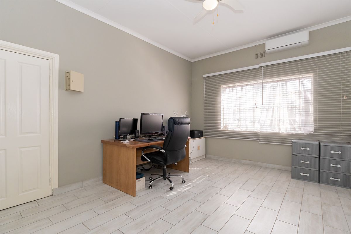 Stunning Fully Renovated Home with Modern Flatlet ! - Photo 2