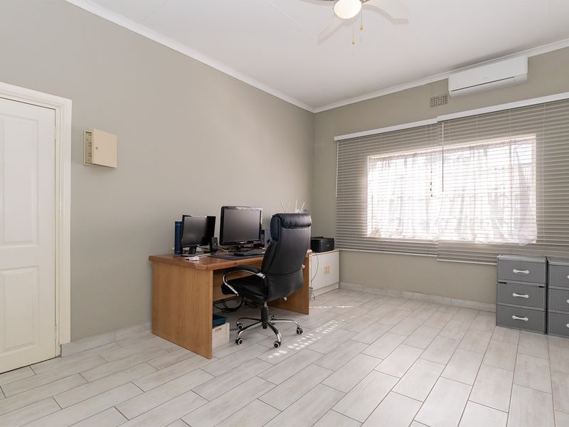 Stunning Fully Renovated Home with Modern Flatlet ! - Photo 2