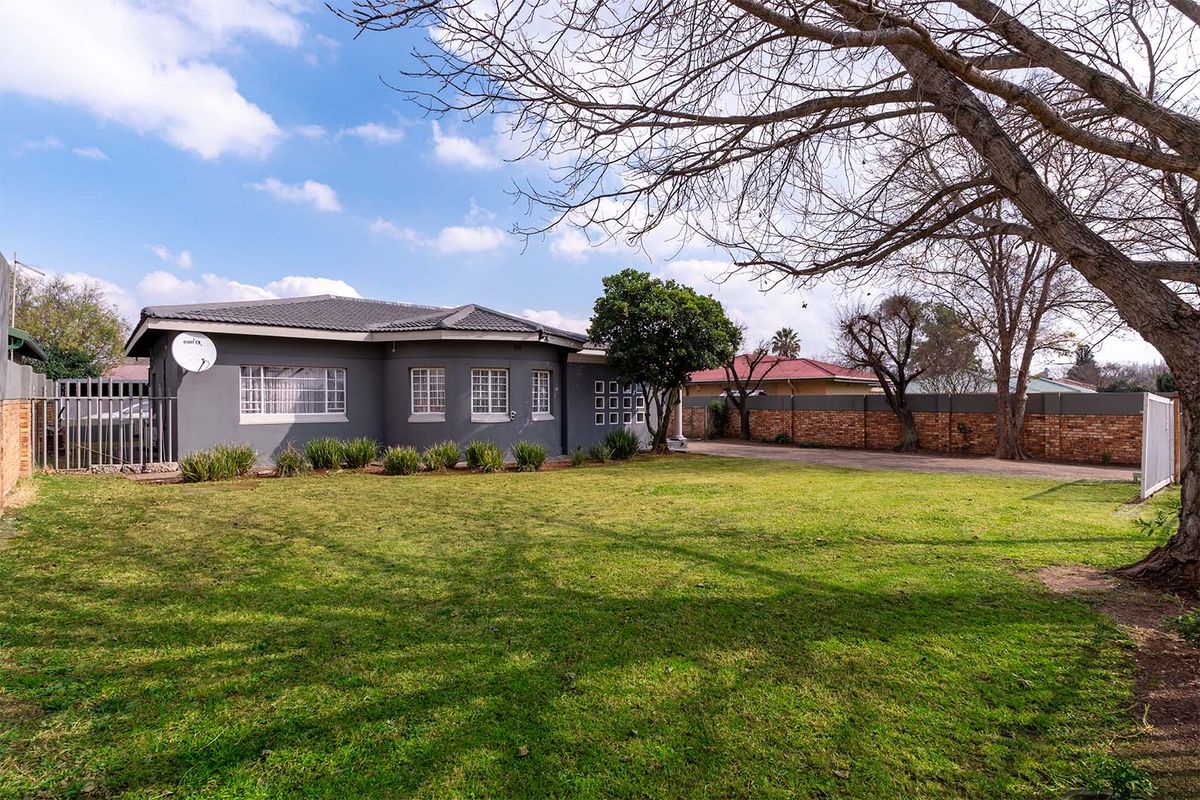 Stunning Fully Renovated Home with Modern Flatlet ! - Photo 3