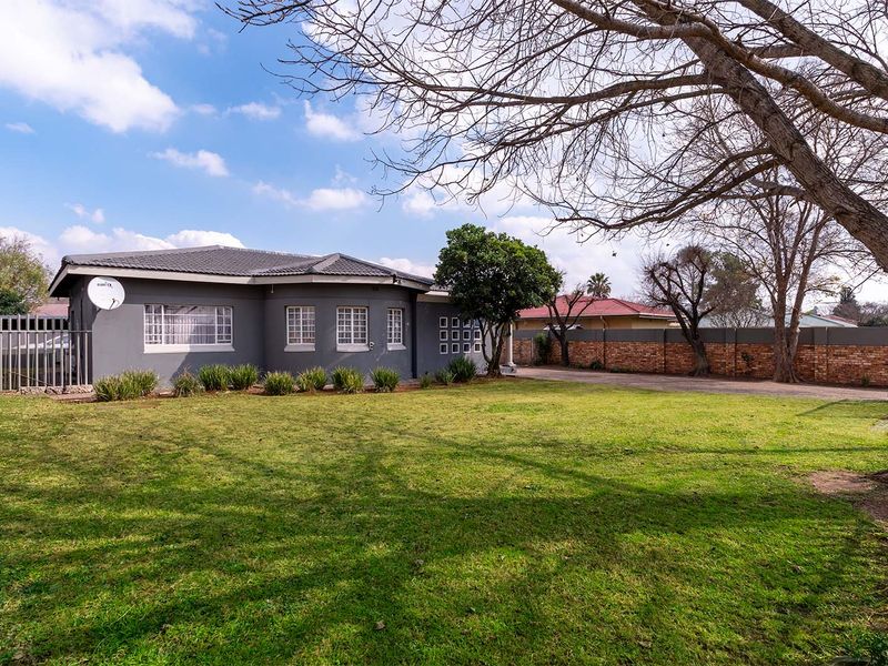 Stunning Fully Renovated Home with Modern Flatlet ! - Photo 3