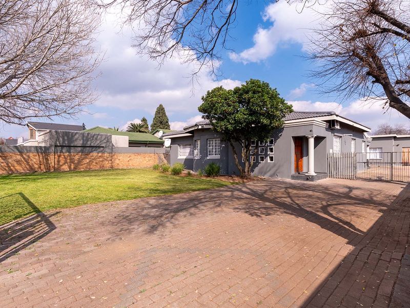 Stunning Fully Renovated Home with Modern Flatlet ! - Photo 1