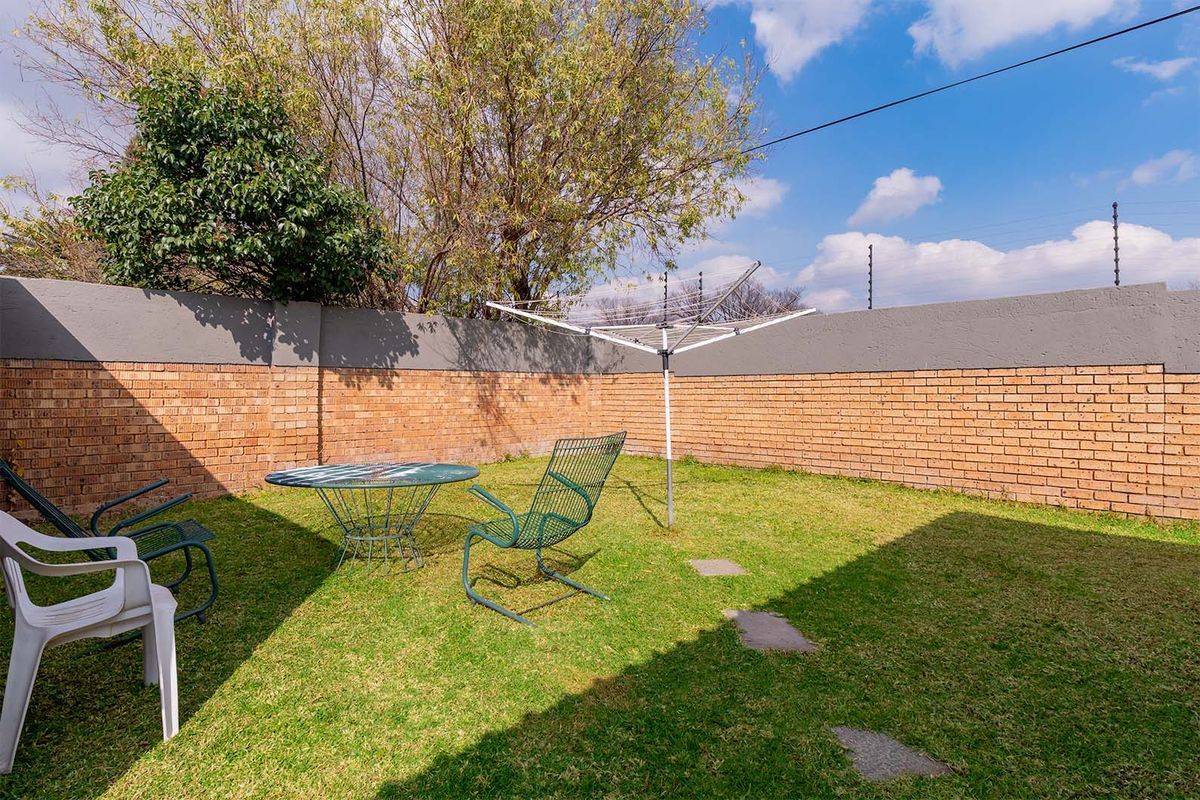 Stunning Fully Renovated Home with Modern Flatlet ! - Photo 4