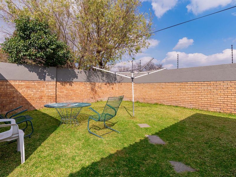 Stunning Fully Renovated Home with Modern Flatlet ! - Photo 4
