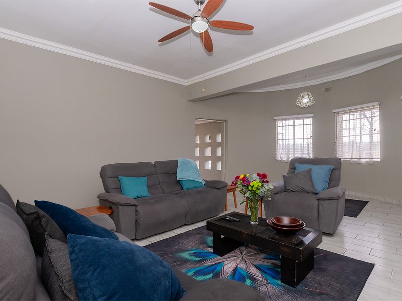 Stunning Fully Renovated Home with Modern Flatlet ! - Photo 9