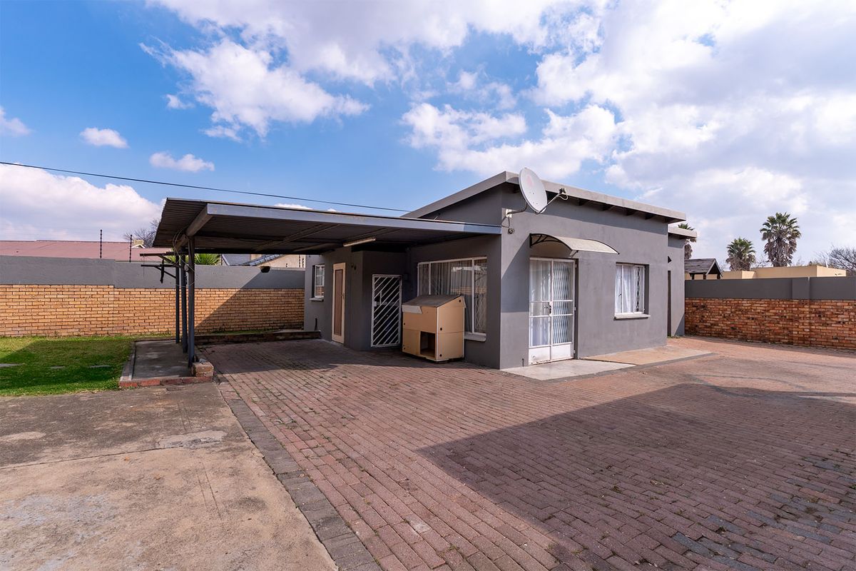 Stunning Fully Renovated Home with Modern Flatlet ! - Photo 5