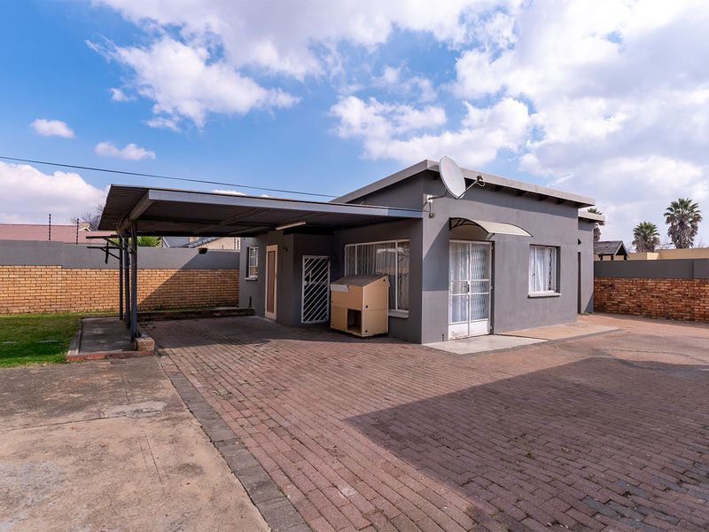 Stunning Fully Renovated Home with Modern Flatlet ! - Photo 5