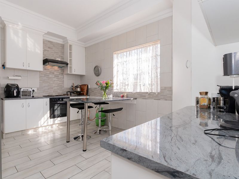 Stunning Fully Renovated Home with Modern Flatlet ! - Photo 10