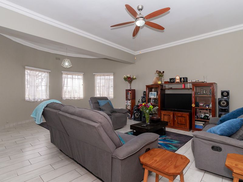 Stunning Fully Renovated Home with Modern Flatlet ! - Photo 8