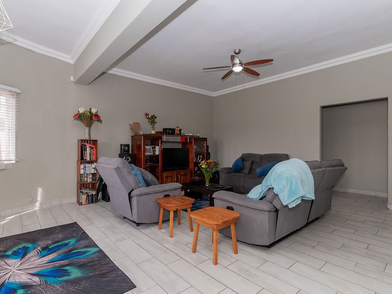 Stunning Fully Renovated Home with Modern Flatlet ! - Photo 7