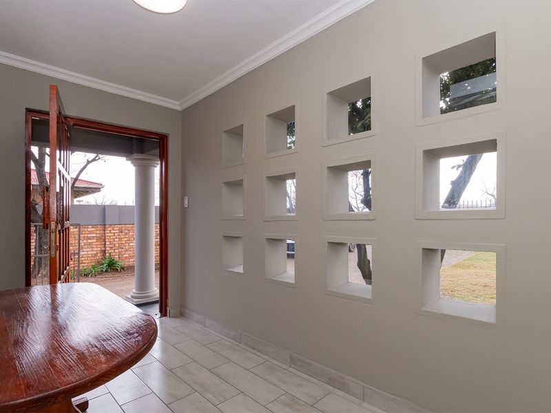 Stunning Fully Renovated Home with Modern Flatlet ! - Photo 6