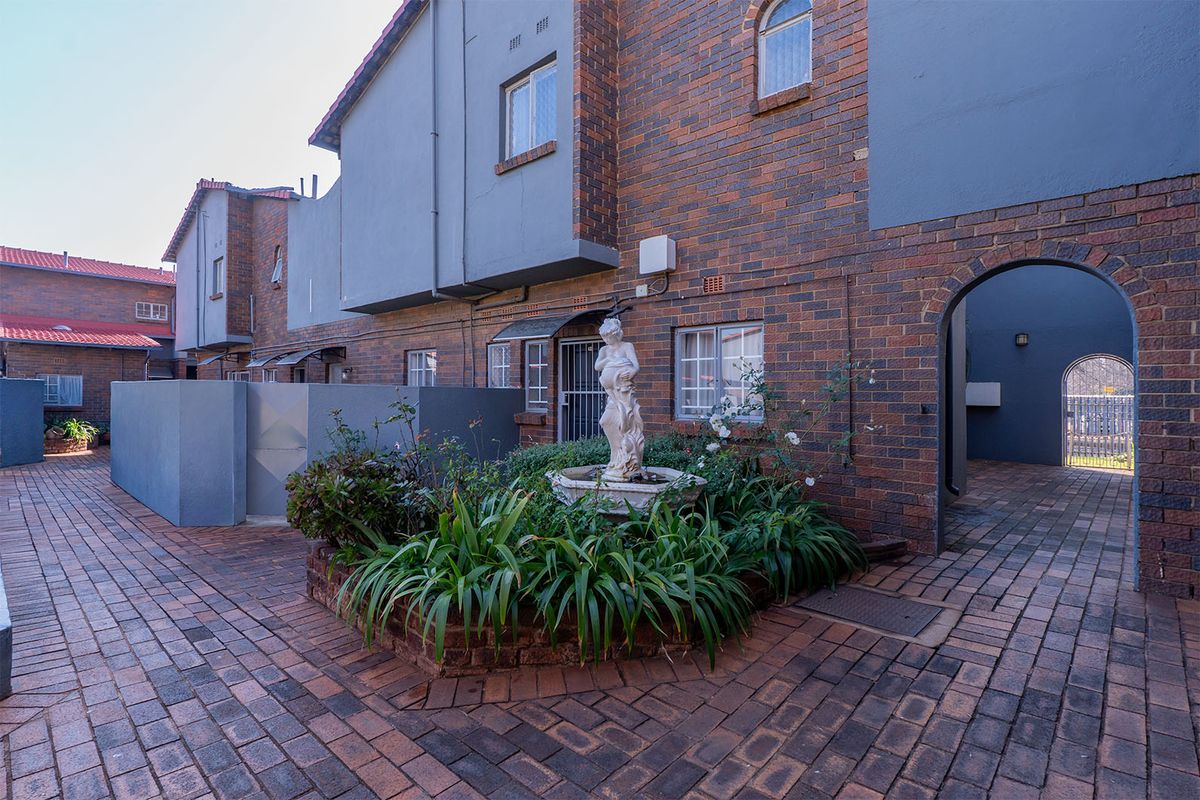 Rare Find in Parkrand! Stunning 3-Bed Duplex with a Massive Private Garden 🏡✨ - Photo 4