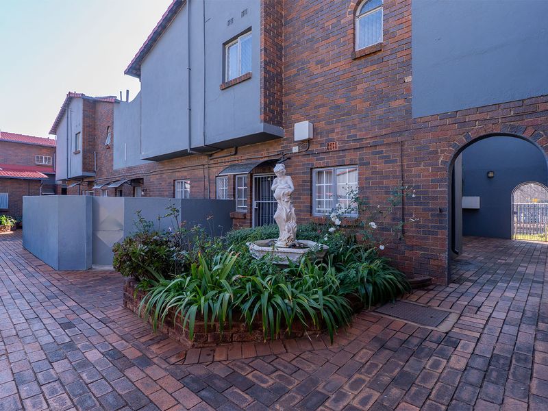 Rare Find in Parkrand! Stunning 3-Bed Duplex with a Massive Private Garden 🏡✨ - Photo 4