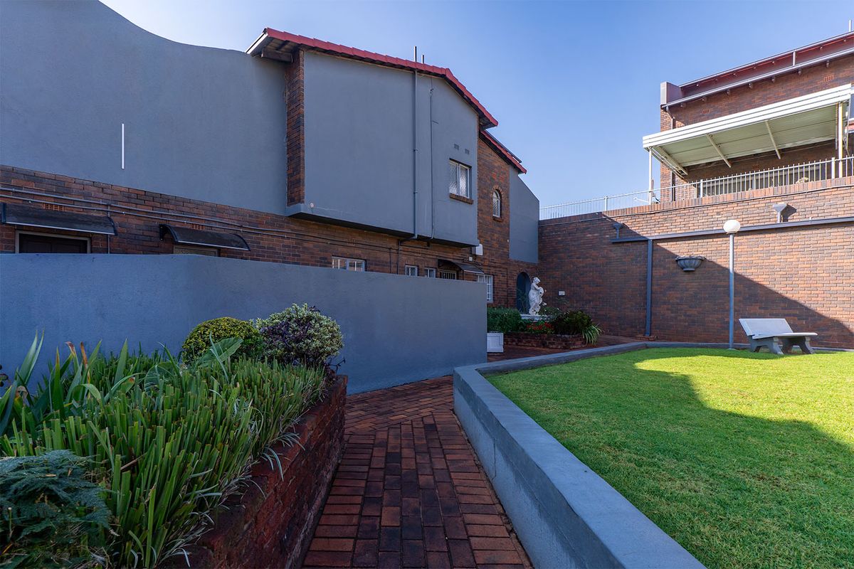 Rare Find in Parkrand! Stunning 3-Bed Duplex with a Massive Private Garden 🏡✨ - Photo 5