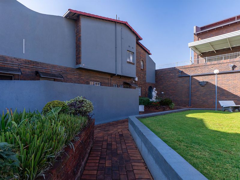 Rare Find in Parkrand! Stunning 3-Bed Duplex with a Massive Private Garden 🏡✨ - Photo 5