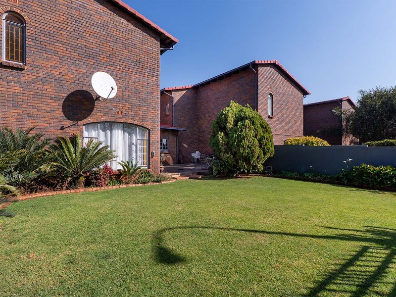 Rare Find in Parkrand! Stunning 3-Bed Duplex with a Massive Private Garden 🏡✨ - Photo 1