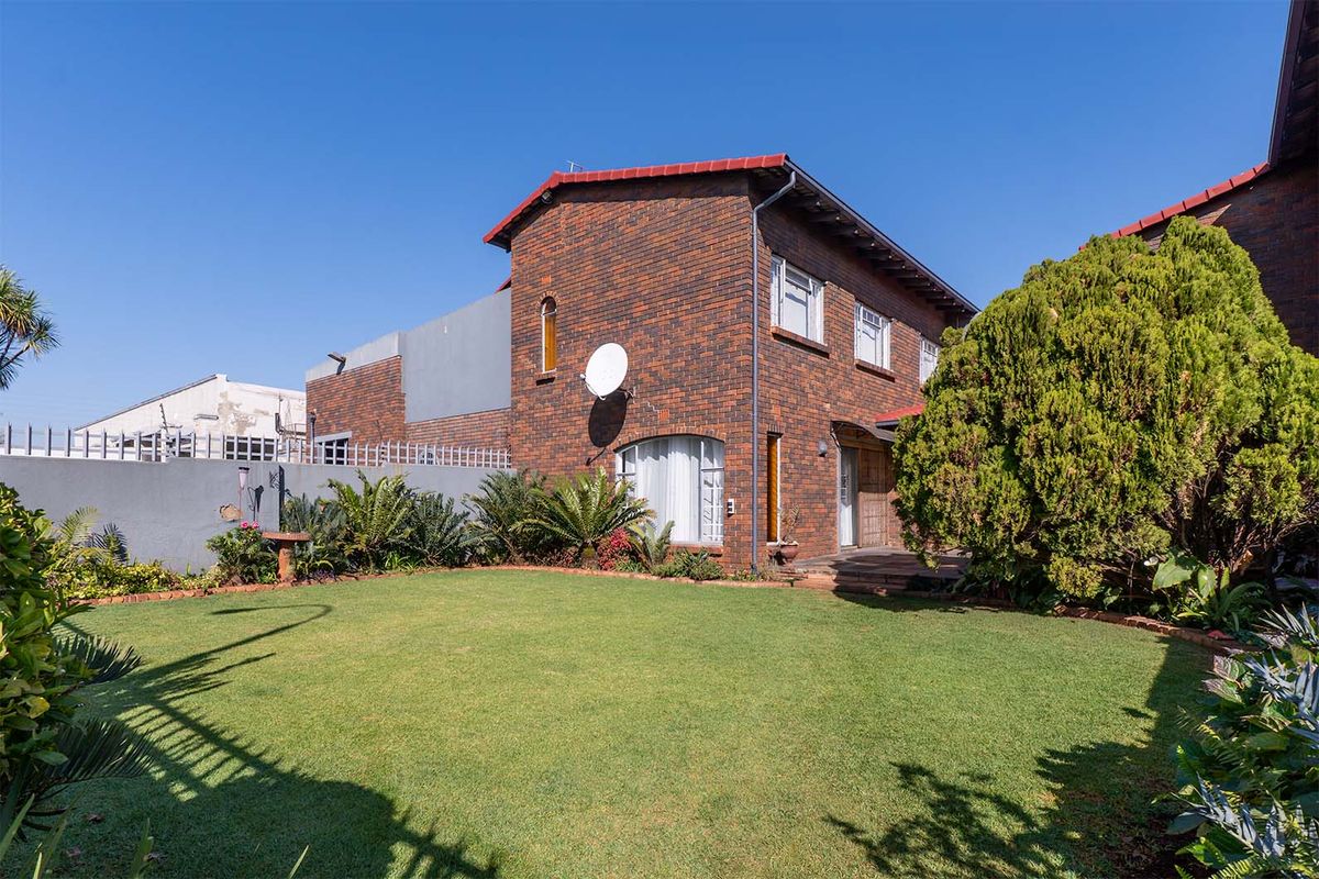 Rare Find in Parkrand! Stunning 3-Bed Duplex with a Massive Private Garden 🏡✨ - Photo 2