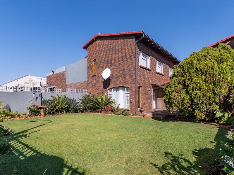 Rare Find in Parkrand! Stunning 3-Bed Duplex with a Massive Private Garden 🏡✨ - Photo 2