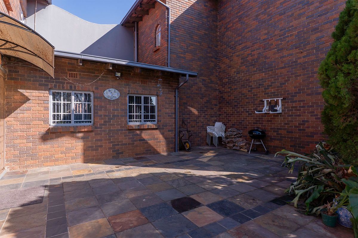 Rare Find in Parkrand! Stunning 3-Bed Duplex with a Massive Private Garden 🏡✨ - Photo 3