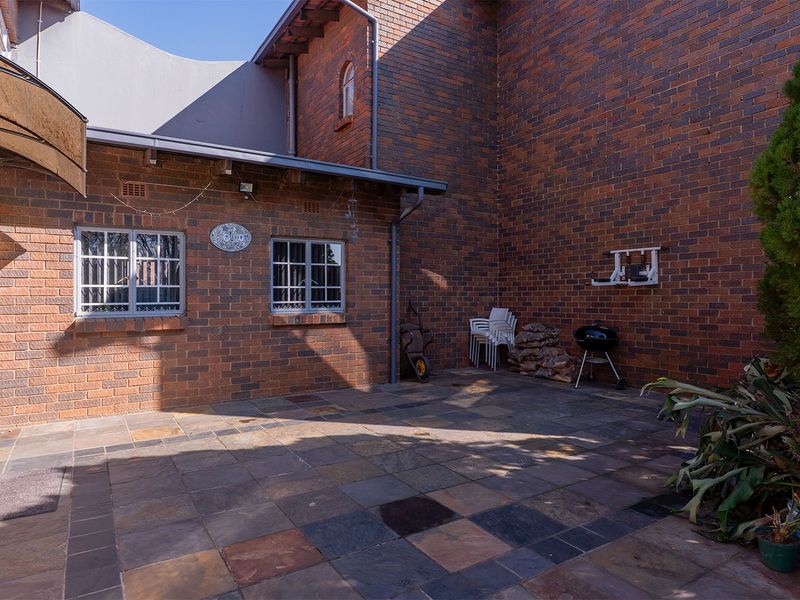 Rare Find in Parkrand! Stunning 3-Bed Duplex with a Massive Private Garden 🏡✨ - Photo 3