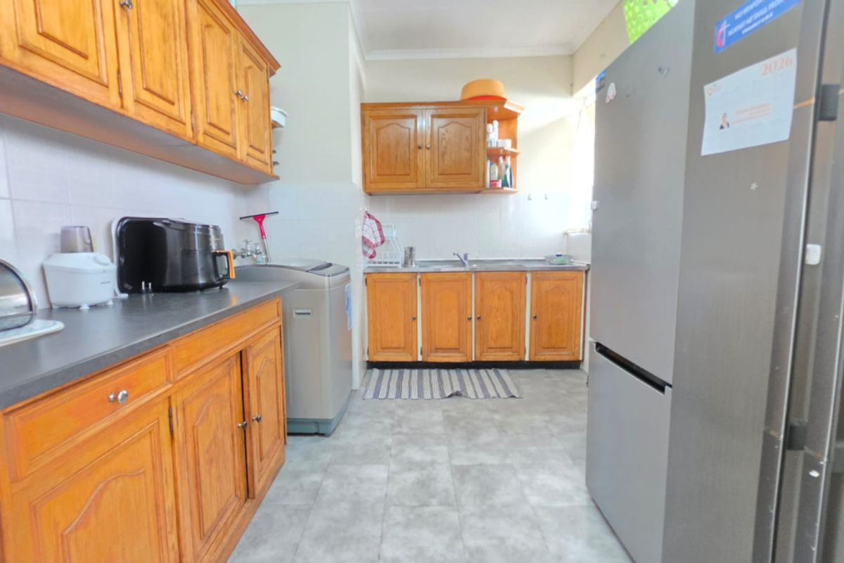 Spacious 3 Bed Family Home in Eastleigh on 1000sqm Stand – Room to Grow! - Photo 4