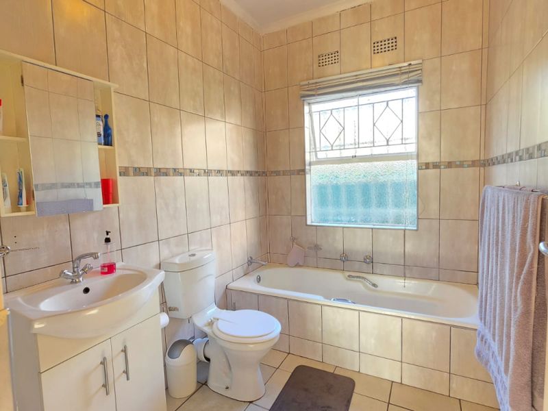 Spacious 3 Bed Family Home in Eastleigh on 1000sqm Stand – Room to Grow! - Photo 7