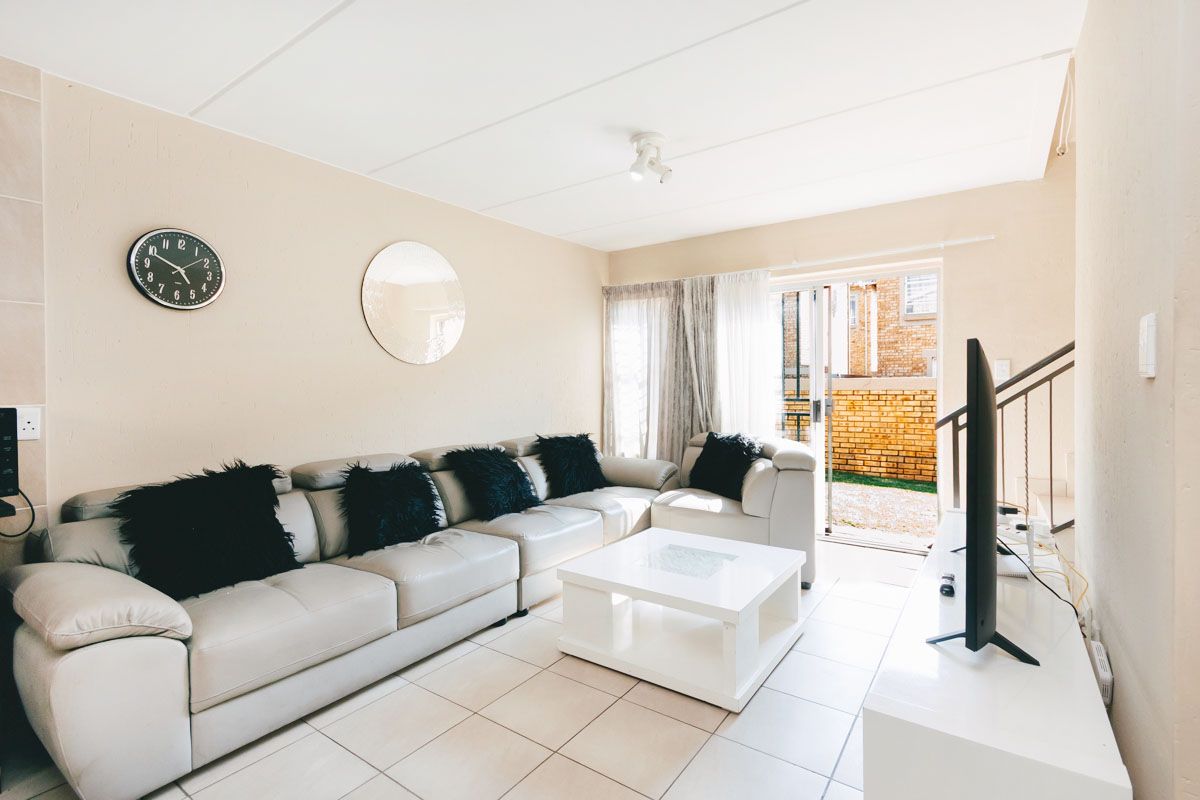 3 bedroom, 2.5 bathroom home - Photo 4