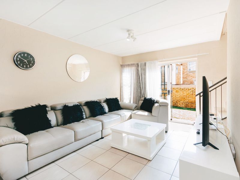 3 bedroom, 2.5 bathroom home - Photo 4