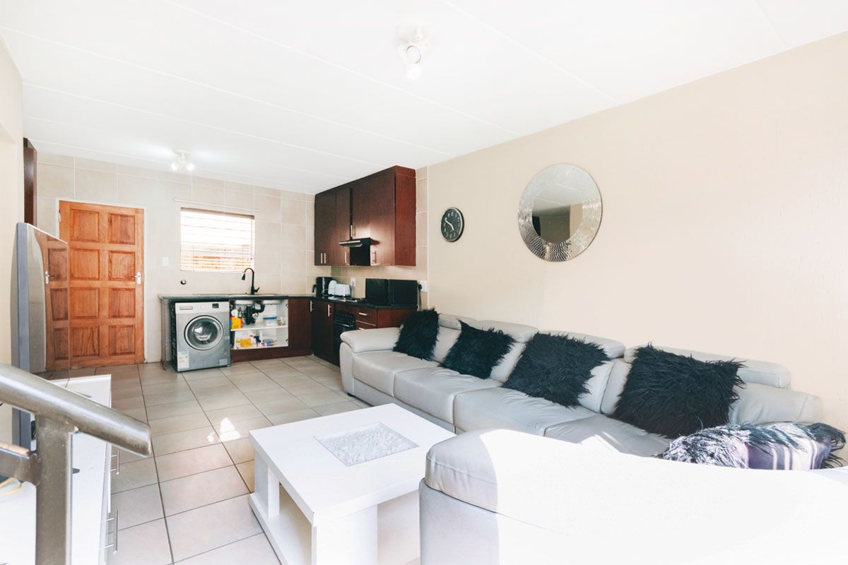 3 bedroom, 2.5 bathroom home - Photo 2